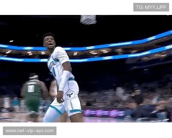 库兹马底线反跑接球暴扣抢镜